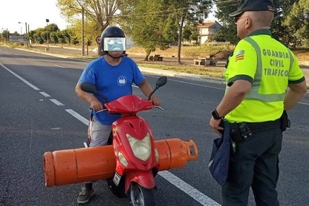 Demasiado gas: 800 euros y 4 puntos de multa a un motorista bebido que cargaba una bombona de butano de 35 kg