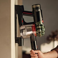 Barata y potente: la aspiradora sin cables Dyson V8 para limpiar sin esfuerzo, baja de precio antes del fin de semana