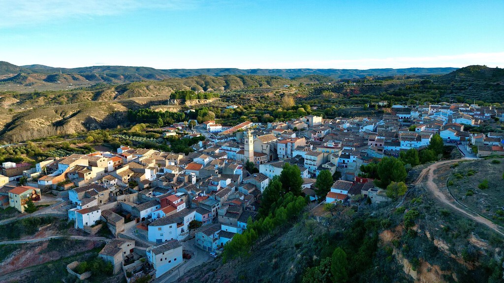 Un pueblo de Valencia ofrece vivienda por 300 euros al mes, piscina en pleno bosque y gimnasio para captar vecinos