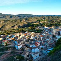 Un pueblo de Valencia ofrece vivienda por 300 euros al mes, piscina en pleno bosque y gimnasio para captar vecinos 