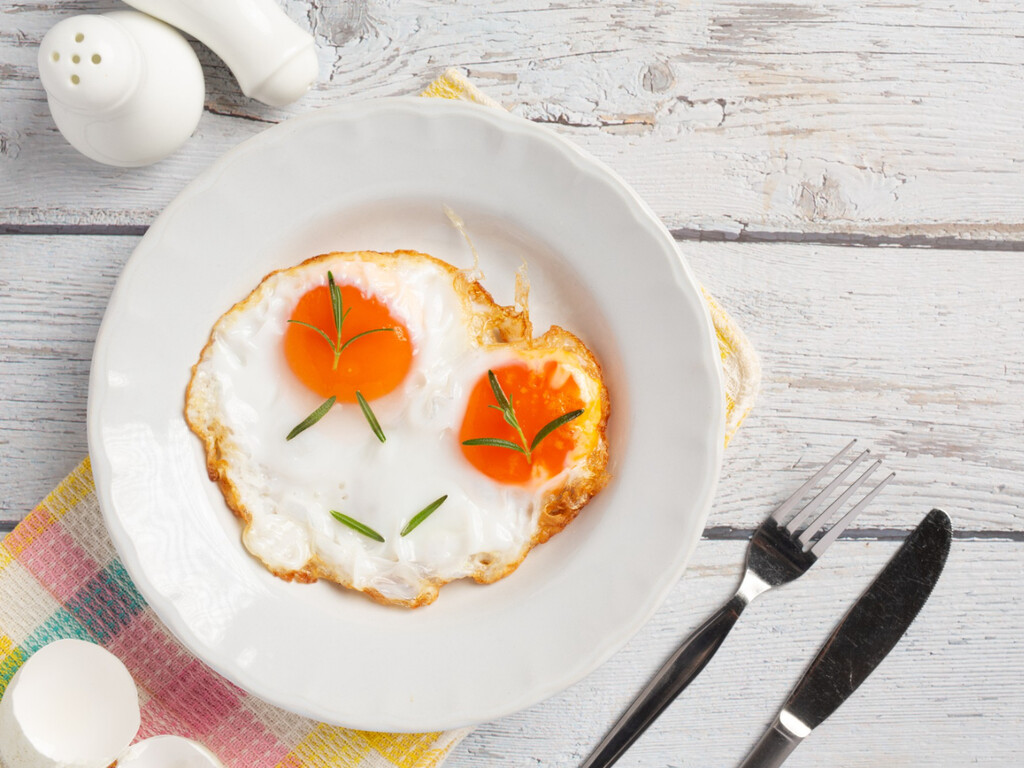 Los huevos fritos quedan infinitamente mejores si añades este sencillo ingrediente a la sartén