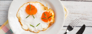 Los huevos fritos quedan infinitamente mejores si añades este sencillo ingrediente a la sartén 