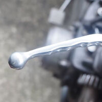 Que la maneta de tu moto tenga una bolita no es casualidad, ni estética. Es culpa de los franceses y de las carreras  