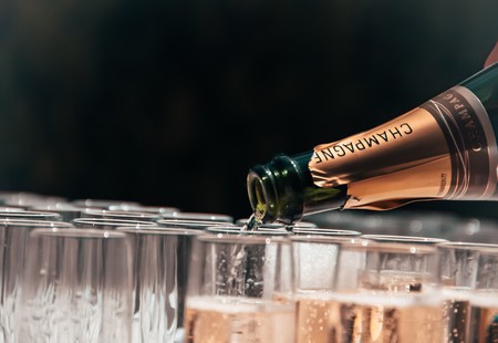 ¿Y tú por qué no bebes alcohol? Los argumentos definitivos que puedes utilizar en la cena de Nochevieja