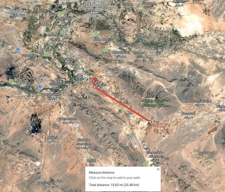 Este resultado deriva da imagem anterior; ou seja, a distância entre os dois locais de destroços seria de cerca de 25 km. A localização a noroeste é o local da queda do F-15E e a localização a sudeste é o campo de destroços do C-130