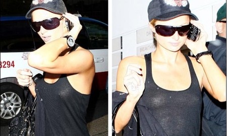 ¡Ups, Paris Hilton sale sin sujetador!