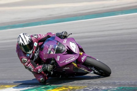 ¡Incombustible! Con casi 50 años Alex Barros no se baja de la moto y sigue ganando carreras