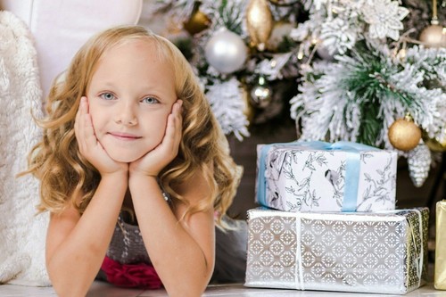 Por qué deberías considerar decirle a tus hijos que los regalos costosos de Navidad son de parte tuya (y no de Papá Noel o los Reyes Magos)