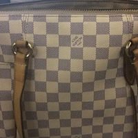 Su bebé vomita en el bolso de 1.000 euros de una señora y les exige que le compren uno nuevo