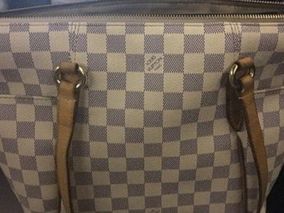 Su bebé vomita en el bolso de 1.000 euros de una señora y les exige que le compren uno nuevo