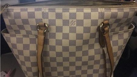 Su bebé vomita en el bolso de 1.000 euros de una señora y les exige que le compren uno nuevo