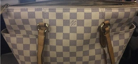 Su bebé vomita en el bolso de 1.000 euros de una señora y les exige que le compren uno nuevo
