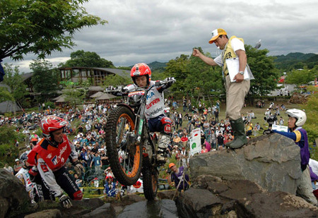 Toni Bou supera a un inspirado Fujinami, que se luce ante su público en Motegui