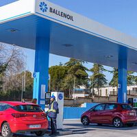 Echar gasolina de esta forma te puede costar una multa de la DGT de 160 euros
