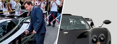 Fernando Alonso está dirigindo nas ruas de Mônaco um carro que precisa de gente empurrando para dar ré 