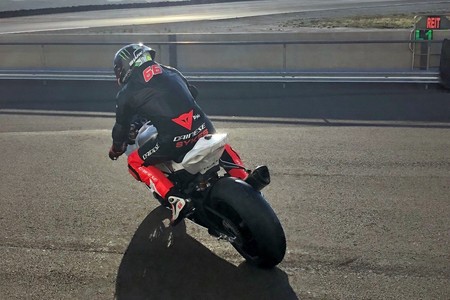 Tom Sykes ya ha estrenado la BMW S 1000 RR y le ha dejado "muy impresionado"
