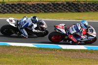 Un impresionante Carlos Checa gana la espectacular segunda manga de Phillip Island