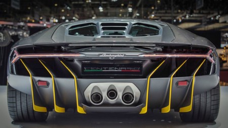 Si pensabas que no lo verías en movimiento, aquí tienes al Lamborghini Centenario en el circuito de Nardò