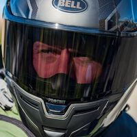 Llevar un casco con la pantalla oscura no siempre es legal y hay excepciones que pueden acabar en multa