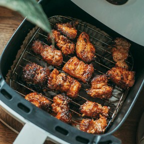 Convertimos nuestra freidora de aire en un grill con estas sencillas rejillas perfectas para cocinar desde patatas a pollo