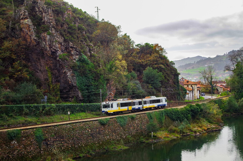 "Tardamos tres horas para 90 kilómetros": Asturias y Cantabria viajan en trenes con más de 40 años y su renovación ha vuelto a retrasarse 