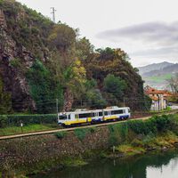 "Tardamos tres horas para 90 kilómetros": Asturias y Cantabria viajan en trenes con más de 40 años y su renovación ha vuelto a retrasarse