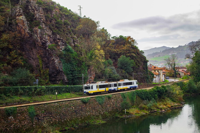 "Tardamos tres horas para 90 kilómetros": Asturias y Cantabria viajan en trenes con más de 40 años y su renovación ha vuelto a retrasarse