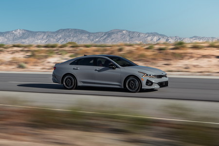 El KIA K5 es un mini Stinger que reemplaza al Optima con silueta de fastback y hasta 290 hp