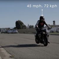 ¿Qué frena antes, una moto o un coche? Este sencillo vídeo responde tus dudas 
