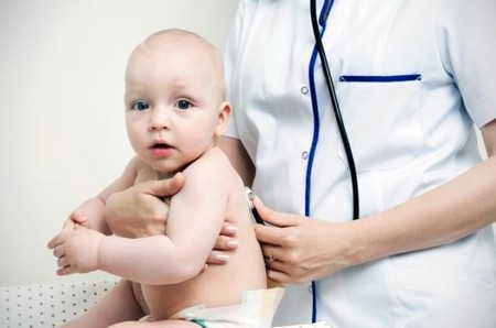 bebé en el pediatra
