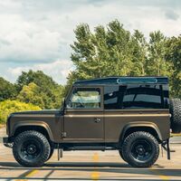 A este increíble y renovado Land Rover Defender V8 de Heritage Customs cumplir los 36 le ha sentado de maravilla