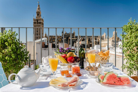 Desayuno en la terraza: mesas de balcón, vajillas y manteles veraniegos para disfrutar al aire libre