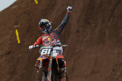 ¡Inmenso! Jorge Prado gana en Asia y es colíder de MX2. Nuevo doblete para Jeffrey Herlings en MXGP