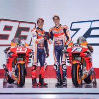 El Repsol Honda muestra la moto con la que Marc Márquez tratará de igualar en mundiales a Valentino Rossi