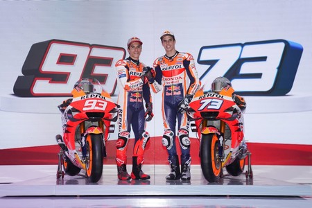 El Repsol Honda muestra la moto con la que Marc Márquez tratará de igualar en mundiales a Valentino Rossi