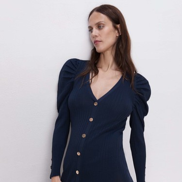 Cómo combinar un vestido azul marino, el nuevo negro de nuestro armario 