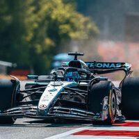 George Russell presume de robarle una pole ilegítima a Ferrari saltándose una bandera amarilla por el accidente de Max Verstappen 