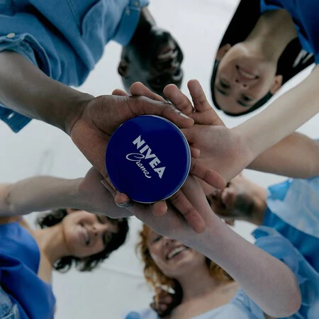 Rafaela Ribeiro Farmaceutica Sobre La Lata Azul De Nivea Es Un Producto Que Siempre Deberias Tener En Casa