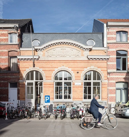 Una acogedora casa familiar construida sobre las ruinas de una escuela de 1908