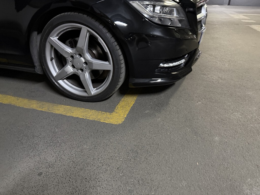 Una vecina la denunció ocupar con el coche zonas comunes y hasta le pedía comprarse otro más pequeño: el juez no dudó quién tenía la razón