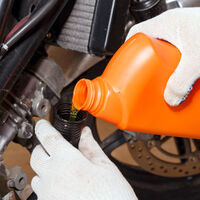 Puede parecer una broma, pero cambiar el aceite de la moto antes del invierno puede salvar tu motor. Estás a tiempo 