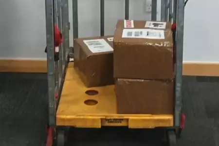 La caja de la izquierda contenía el teléfono que provocó toda la investigación La caja de la izquierda contenía el teléfono que provocó toda la investigación