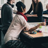 Cómo la semana laboral de cuatro días se está expandiendo incluso a sectores donde costaba imaginarla