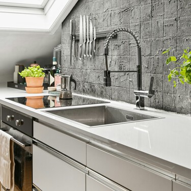 Se acabó perder el estropajo en el fondo del fregadero gracias a este organizador de Leroy Merlin por menos de 13 euros 