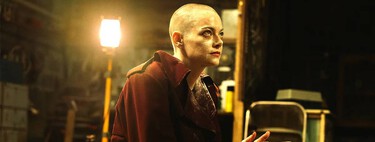 'Bugonia' es una sátira elegante y un exquisito juego de poder entre Emma Stone y Jesse Plemons, pero Yorgos Lanthimos se pierde en su propio artificio 