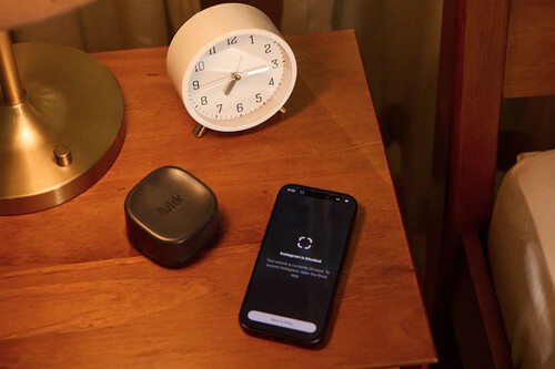Alguien ha encontrado la solución al uso del móvil por la noche: que se bloquee automáticamente en cuanto entres en el dormitorio 