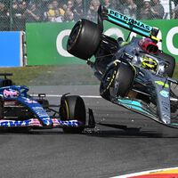 Fernando Alonso explota contra Lewis Hamilton tras su accidente en Spa: "Es un idiota, solo sabe ir primero"