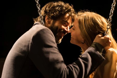 Eduardo Noriega y Michelle Jenner enamorados en el tráiler de 'Nuestros amantes'