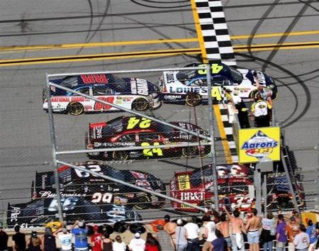 Jimmie Johnson, victoria de foto-finish en Talladega