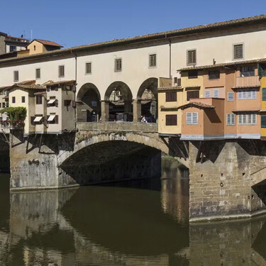 Hoy es uno de los grandes atractivos de Florencia, pero su origen es del todo impopular: evitar al duque mezclarse con la plebe 